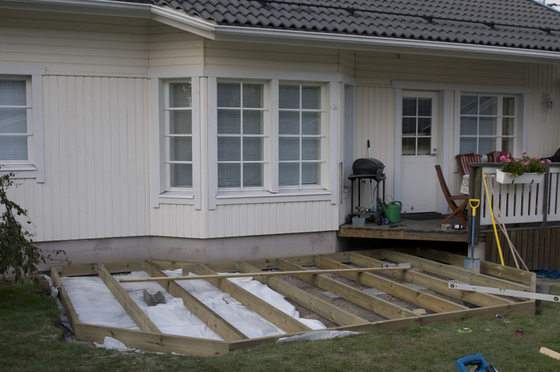 Terassi 20.jpg - Runko valmiina ottamaan vastaan useita metrejä terassilautaa ja ruuveja.